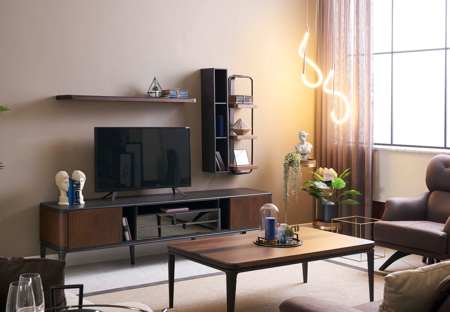 Quade TV Ünitesi — 2