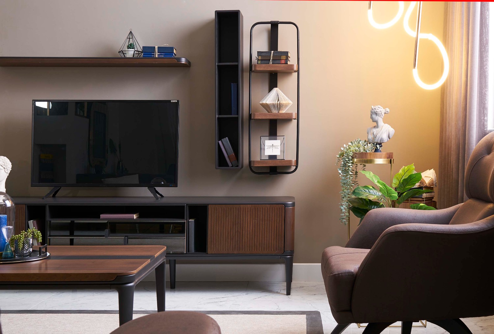 Quade TV Ünitesi — 4